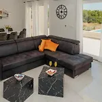 Pet Friendly In *
